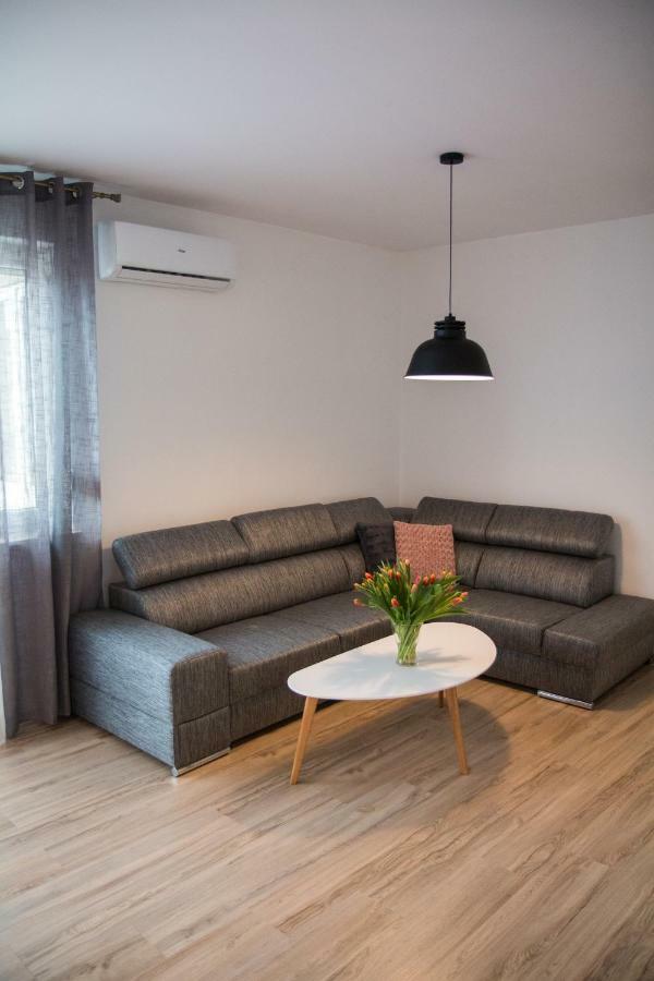 F&j Apartment *