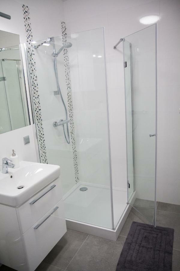 F&j Apartment *